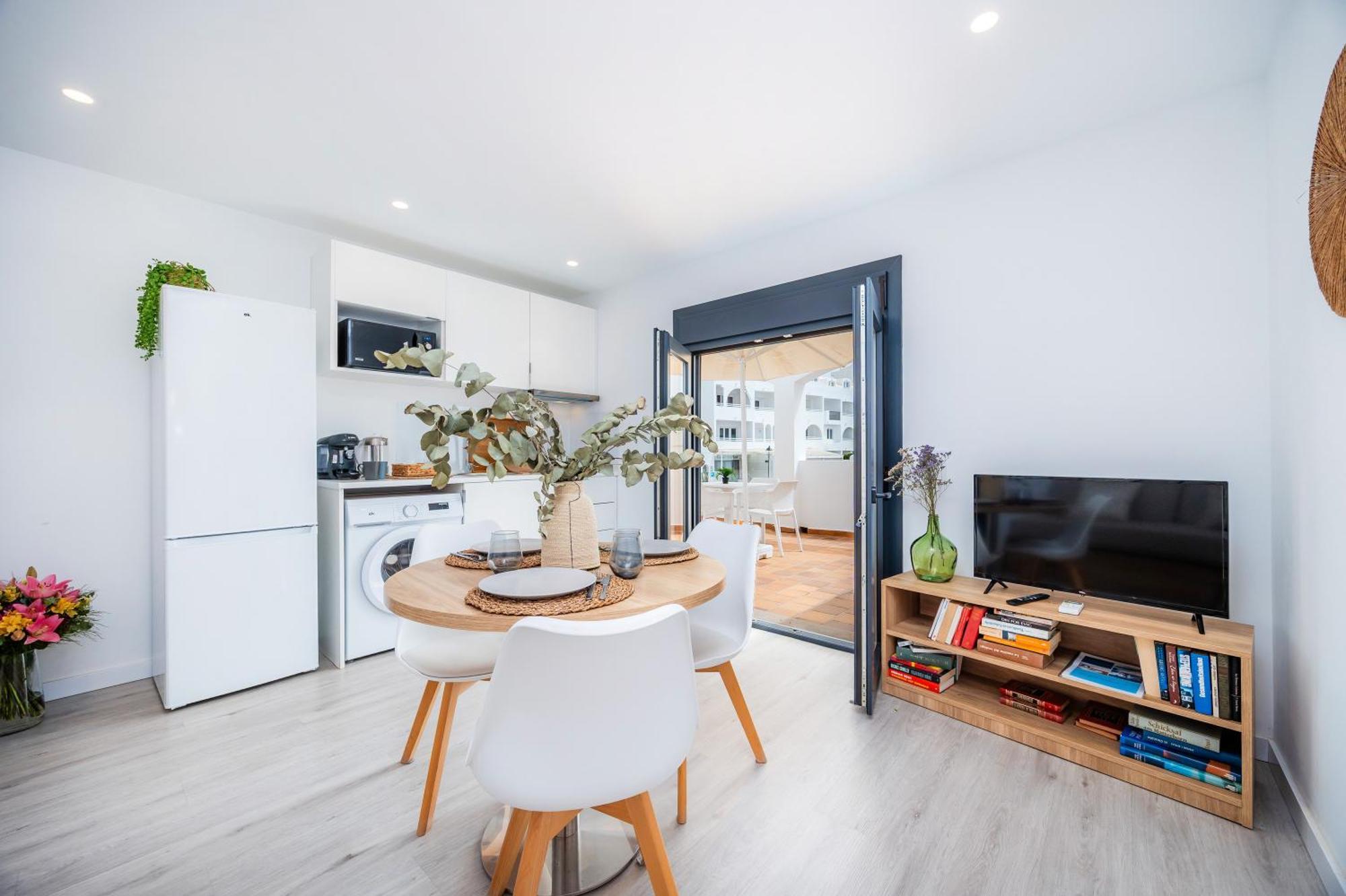 White 2 Apartment